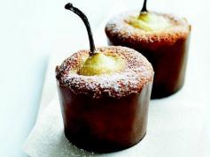 Pear and vanilla cakes