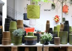 Jardines colgantes, las macetas bolsa Bacsac #interiorismo #jardineria - Blog de Grupo10