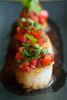 Caramelized scallops with strawberry salsa