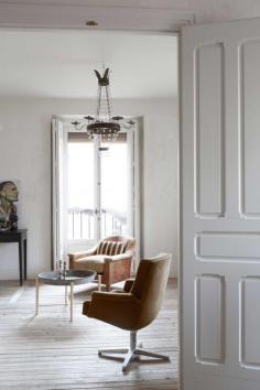 Gallery Post // Refurbished Madrid Apartment by Erico Navazo | www.yellowtrace.c...