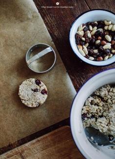 Oat cookies with nuts, cranberries and banana / Marta Greber
