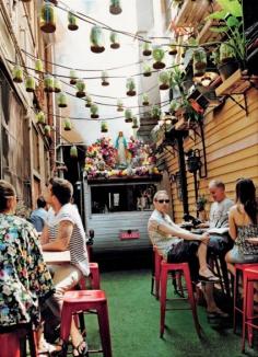 
                        
                            Chuckle Park Bar, Melbourne Austrailia. Ideas: Hanging airplant mason jars, back of an old trailer for drinks/pub food, astro-turf
                        
                    