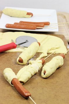 Make Your Own Baked Corndogs! - Going to try these but mini, more of a corndog pig in a blanket...thing. >.>