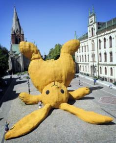 
                        
                            The Big Yellow Rabbit By Florentijn Hofman
                        
                    
