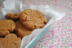 If you are looking for a healthier cookie option, try these Flourless Peanut Butter Cookies made with only 5 wholesome ingredients #glutenfree, #norefinedsugar