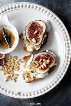 Toast with ricotta, pine nuts, honey and figs.