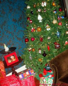 traditional christmas trees with vintage ornaments www.mommyiscoocoo...