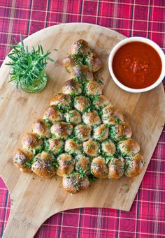 Christmas Tree Pull-Apart| 16 Tasty Appetizer Recipes Decorated in Christmas Colors