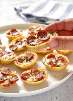 
                    
                        One bit pizza potato skins! 4 ingredients, and can be prepared ahead. #appetizer #party_food #snacks
                    
                
