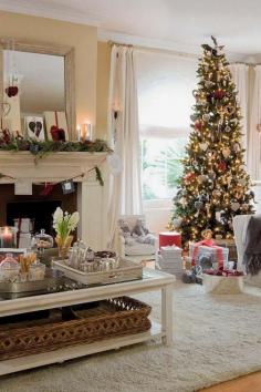 Elegant Traditional White #Christmas Living Room #Decoration Idea
