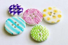 
                    
                        DIY Sharpie Buttons by Punk Projects - tons of cool Sharpie craft tutorials!
                    
                
