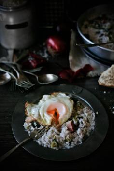 
                    
                        Pratos e Travessas: Arroz malandro de bróculo roxo e bacon fumado # Purple broccoli and smoked bacon "malandro" rice | Food, photography and stories
                    
                