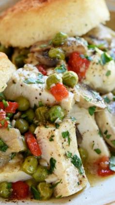 
                    
                        Chicken à la King ~ simple, classic dinner recipe featuring tender chicken breasts, garlicky mushrooms, sweet peas, zesty pimentos, and fresh parsley in a flavorful sauce served over warm, fluffy biscuits
                    
                