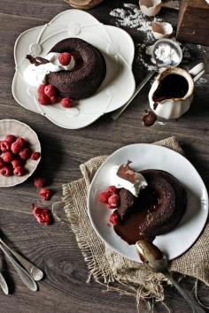 
                    
                        Pratos e Travessas: Bolos de chocolate e Baileys Chocolate and Baileys cakes | Food, photography and stories.
                    
                