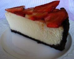 
                    
                        Fail proof cheesecake recipe! Classic cheesecake with and oreo cookie crust topped with fresh strawberries #recipe skiptomylou.org
                    
                