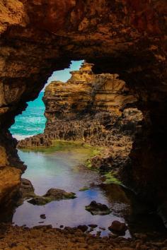 
                    
                        The Grotto, along the Great Ocean Road in Australia
                    
                