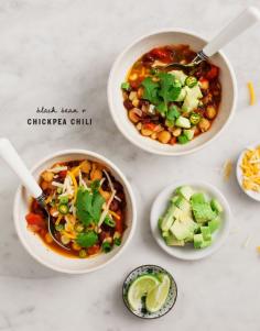 
                    
                        black bean and chickpea veggie chili + 4 other delicious recipes in this week’s Winter meal plan | Rainbow Delicious
                    
                