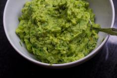 Never Browns Guacamole: the secret: Dissolve 1/4 cup sea salt in 2 cups of water.  Add the peeled and stoned avocados to the salt water, and leave them in for about 5 minutes.  Drain the water and transfer the avocados to a clean bowl. The salt water doesn’t make the guacamole salty, by ZenBellyBlog.com