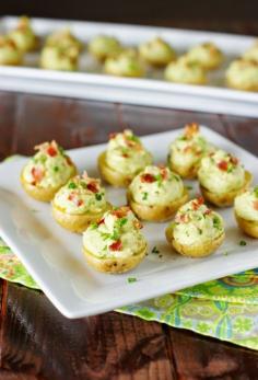 
                    
                        Creamy Bacon Guacamole Potato Bites ~ tender roasted baby potatoes topped with bacon-laced creamy guacamole.  Perfect for Cinco de Mayo, game day, or party time fun!   www.thekitchenism...
                    
                