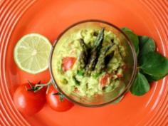 Chipotle Guacamole is so delicious! Try it for a healthy snack or an appetizer at your next party. #avocados #guacamole #recipes