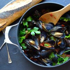 
                    
                        Mussels Marinara or Fra Diavolo - this authentic recipe will become your favorite! | Taste Love & Nourish on TasteLoveAndNouri...
                    
                