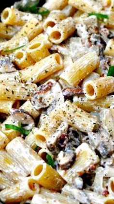 We had this for dinner last night and OMG it really is to die for. Bacon, Mushroom, Chicken Pasta Recipe ~ a creamy garlic ricotta sauce smothering hearty rigatoni pasta, with a hefty helping of mushrooms and chicken, oh and crispy bacon... Oh good gravy, it's to die for!