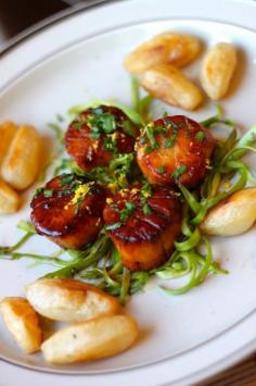 Caramelized Sea Scallops with White Wine are an easy weeknight meal and the perfect way to bust out of your dinner rut!