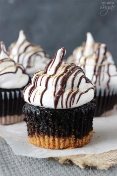 S’MORES Cupcakes. Super moist chocolate cupcake with graham cracker crust, topped with super light and airy marshmallow frosting. http://thecupcakedailyblog.com/smores-cupcakes-recipe/ #smores #cupcakes #recipe #marshmallow #frosting #baking