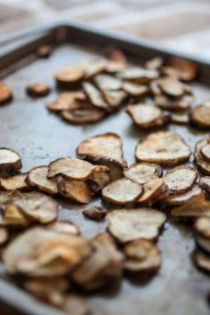 
                    
                        This Unusual Vegetable Snack is Made with Nutmeg-Seasoned Sunchokes #chips trendhunter.com
                    
                