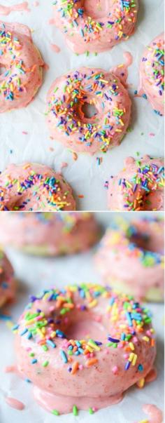 
                    
                        BAKED Strawberry Donuts! I howsweeteats.com
                    
                