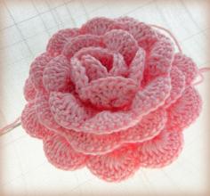 ❋ Crochet Flowers..  Designs, ideas, how to's and just great pictures.   A pink crochet rose