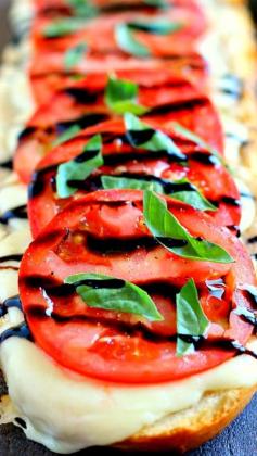 
                    
                        Toasted Caprese Garlic Bread ~ made with hints of garlic and topped with ripe tomatoes, fresh basil, and creamy mozzarella cheese!
                    
                