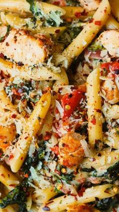 Chicken and Bacon Pasta with Spinach and Tomatoes in Garlic Cream Sauce ~ Delicious creamy sauce perfectly blends together all the flavors: bacon, garlic, spices, tomatoes. Would be good with shrimp also
