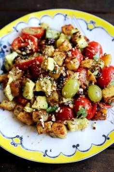 vegan-yums:  Avocado Tomato Grape Salad with Crunchy Potato Croutons  My mouth started watering just while looking at the picture! Can’t wait to try out this heart healthy recipe! :)