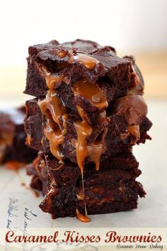 Caramel kisses brownies – rich, fudgy, ooey-gooey brownies with chewy edges and packed with Caramel Hershey’s Kisses. #dessert #brownie