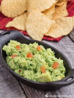Easy Homemade Guacamole - Homemade guacamole is easier than you think! It takes just a few ingredients to turn avocados into a delicious dip to eat with chips or top tacos, burgers and more. @produceforkids #SimplySummer #Produceforkids