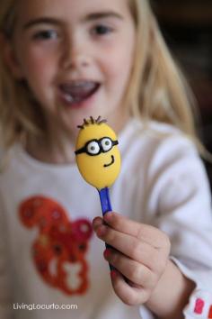 Bring your kids’ favorite cartoon minions to life with these adorable minion candy spoons! These are great for giving away as party favors.