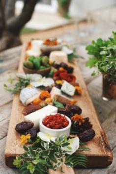 Such beautiful, rich colors, especially for a summer or autumn party! #cheese #party
