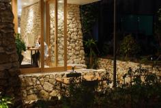 
                    
                        Stacks of Ryukyu Limestone Cover This Restaurant In Okinawa | Yamazaki Kentaro Design
                    
                