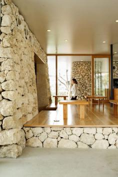 
                    
                        Stacks of Ryukyu Limestone Cover This Restaurant In Okinawa | Yamazaki Kentaro Design
                    
                
