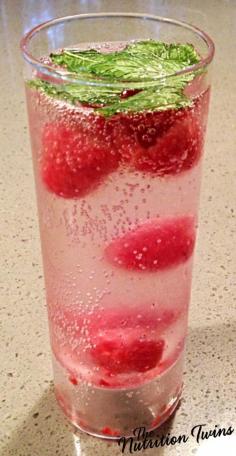 Grapefruit Sparkle Spritzer |  Yummy Cocktail ONLY 45 calories! | Perfect for holiday parties Sparkling water, vodka, grapefruit juice, raspberries and mint