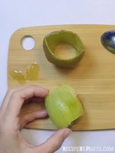 
                    
                        Video Tutorial -- How to peel a kiwi the fast and easy way!
                    
                
