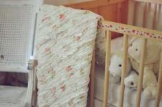 
                    
                        DIY Zig Zag Quilt for Baby -- #DIY Projects and Craft Ideas from Amy Renea at A Nest for All Seasons
                    
                