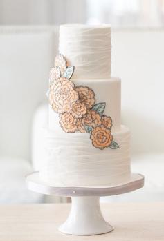
                        
                            Torta de bodas blancas con flores que parecen dibujadas creada por The Sugar Suite. Fotografía: Amelie Orrange
                        
                    