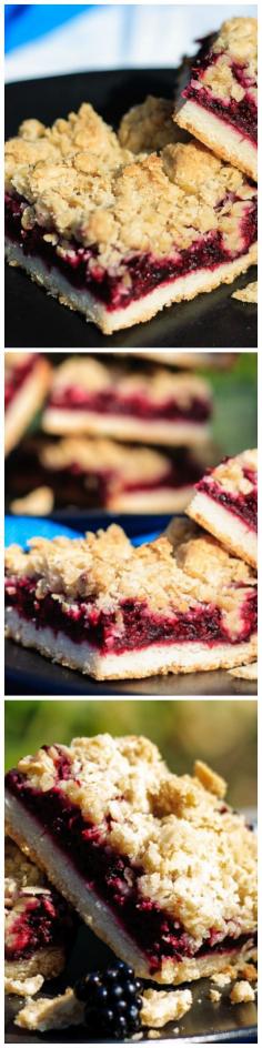 Easy #Blackberry Crumble #Bars- perfect for #dessert or a special treat to tuck into a lunchbox. A shortbread crust and sweet oatmeal crumble topping with an amazing blackberry filling.