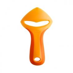 Love oranges but hate to peel them? This handy orange peeler gets you all the vitamin C you crave without leaving orange zest under your fingernails. scores and removes peel edge of peeler separates rind from fruit curved edge peels back rind while keeping fingers safe Top-rack dishwasher safe. Imported.