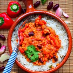 A tasty red lentil chilli with red peppers, kidney beans & tomatoes, flavoured with chilli, garlic, coriander, cinnamon & cumin, served on a bed of rice