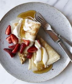 sweet crêpes with strawberries and québec maple syrup