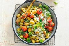 Kidsfavoriet! Vooral vanwege de tomaten die in de oven zo lekker zoet worden - Zomerse gnocchi met geroosterde trostomaten - Recept - Allerhande