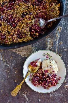 Marmita: Crumble de cerejas, framboesas e quinoa preta